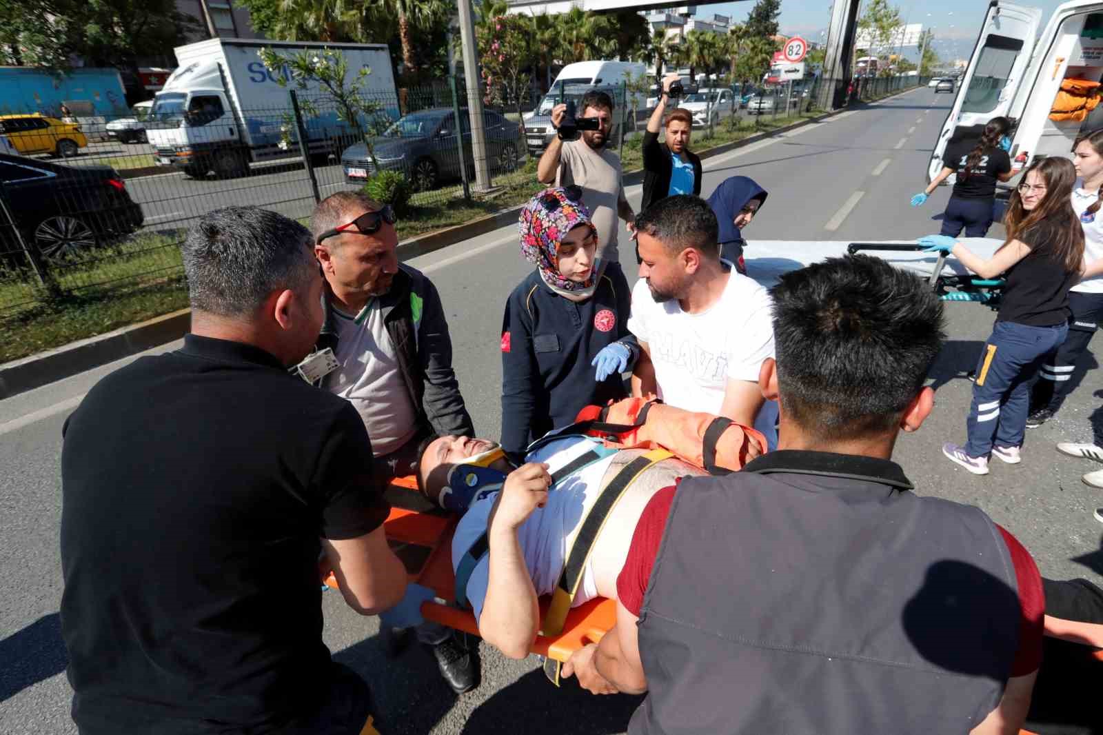 Antalya’da servis minibüsü devrildi, sıkışan sürücüyü ekipler çıkardı