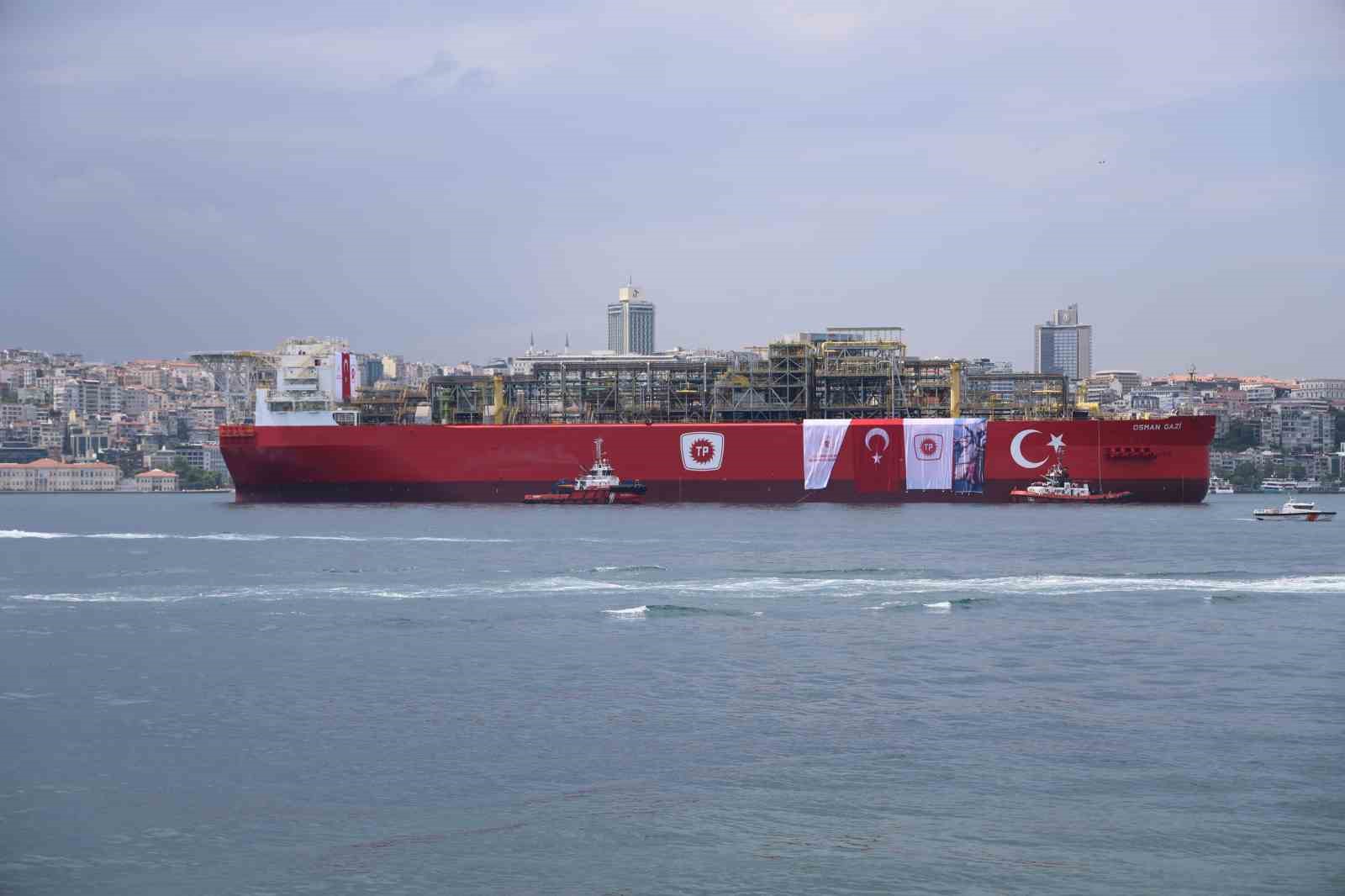 ’Osman Gazi’ boğazdan Karadeniz’e su fıskiyeleriyle uğurlandı