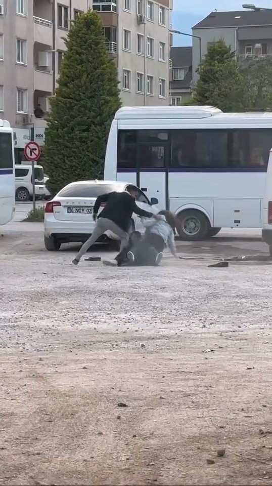 Bursa’da iki genç kızın kavgası kamerada
