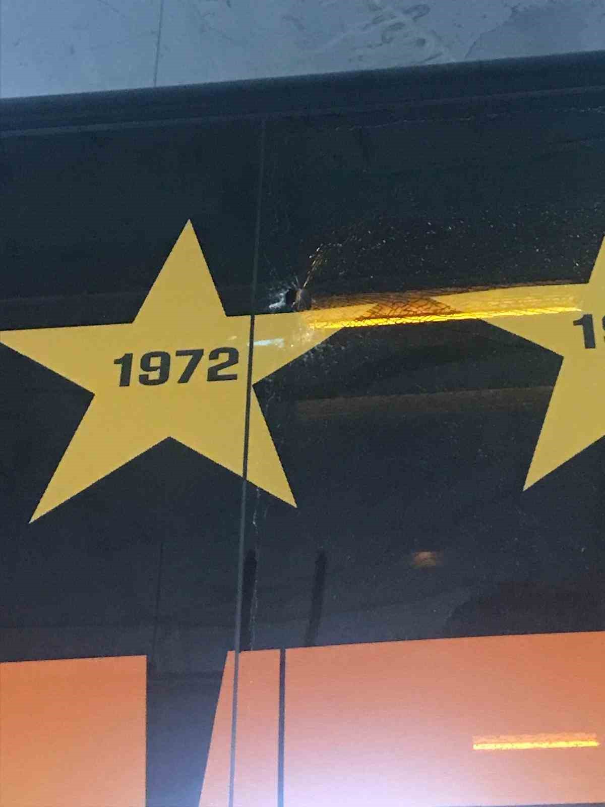 Galatasaray otobüsüne taşlı saldırı