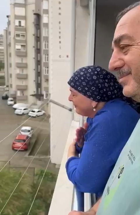 Öğrencilerden hasta öğretmenlerine duygu dolu ziyaret