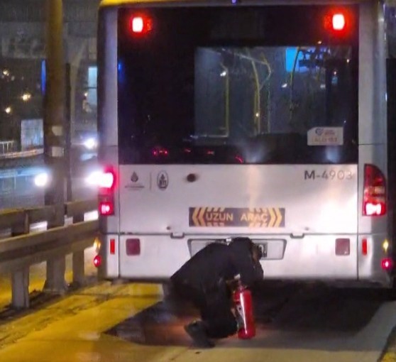 Kağıthane’de metrobüsün motor bölümü yandı, seferler kısa süre durduruldu