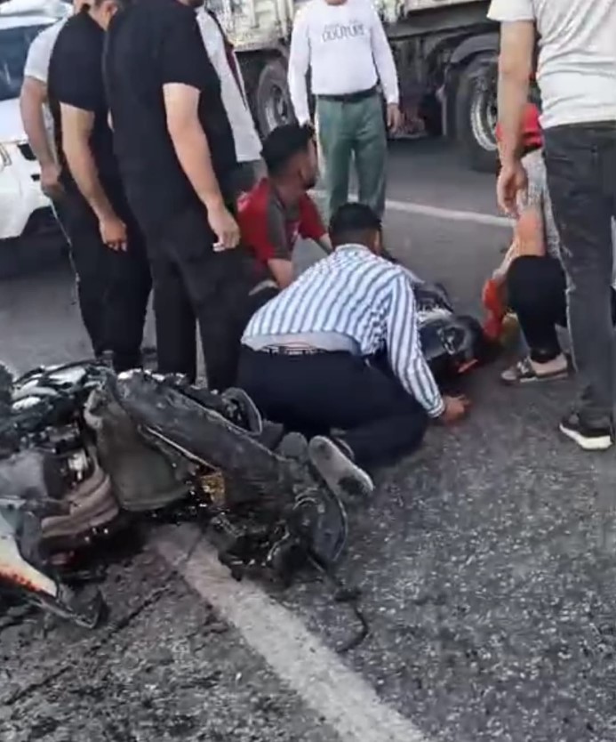 Motosiklet savruldu, sürücü ağır yaralandı: O anlar kamerada
