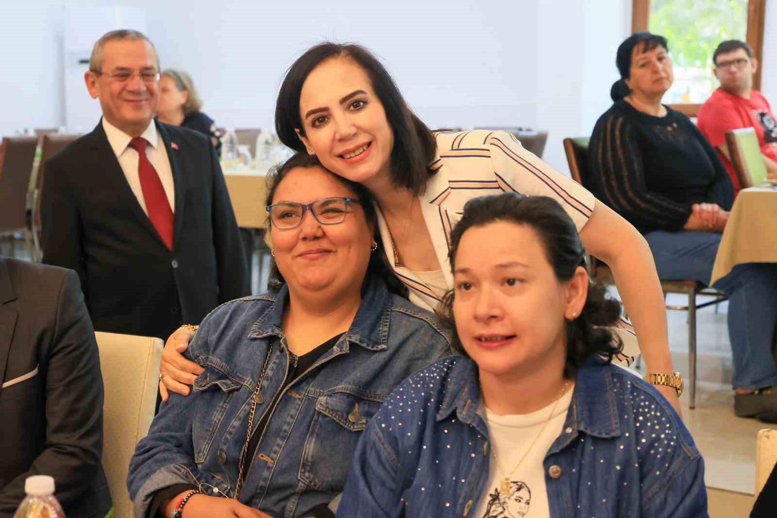 Vali Akbıyık engel tanımayan bireylerle Zeybek oynadı
