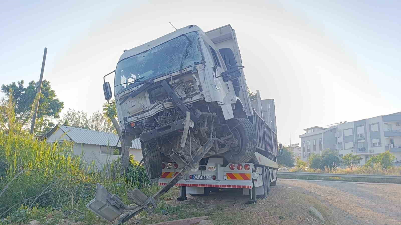 Otomobile çarpıp ’kimseye bir şey oldu mu’ diye gözyaşı dökmüştü, alkollü çıktı, polise mukavemetten tutuklandı