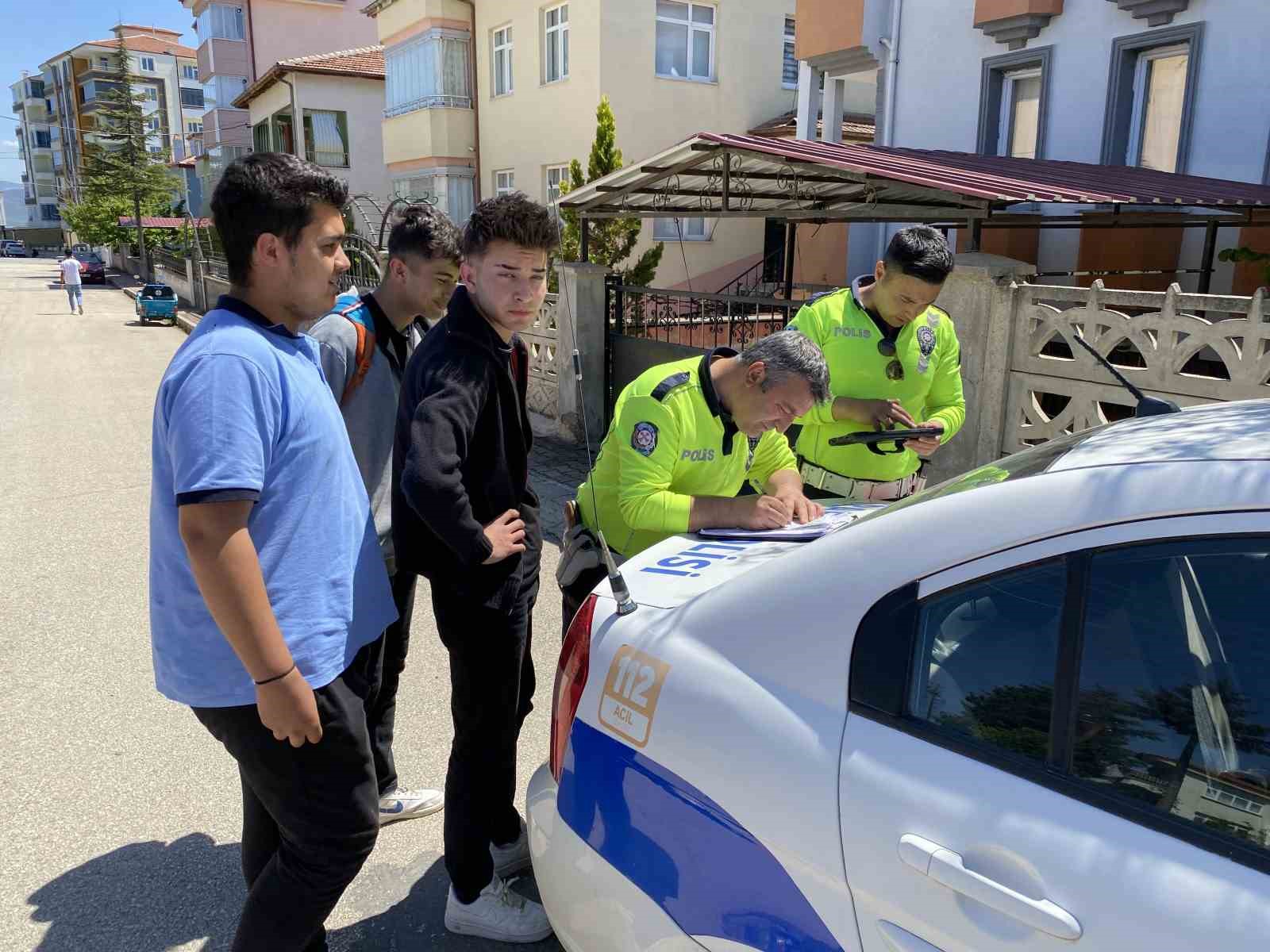 Zile’de kasksız ve belgesiz motosiklet kullananlara ceza yağdı