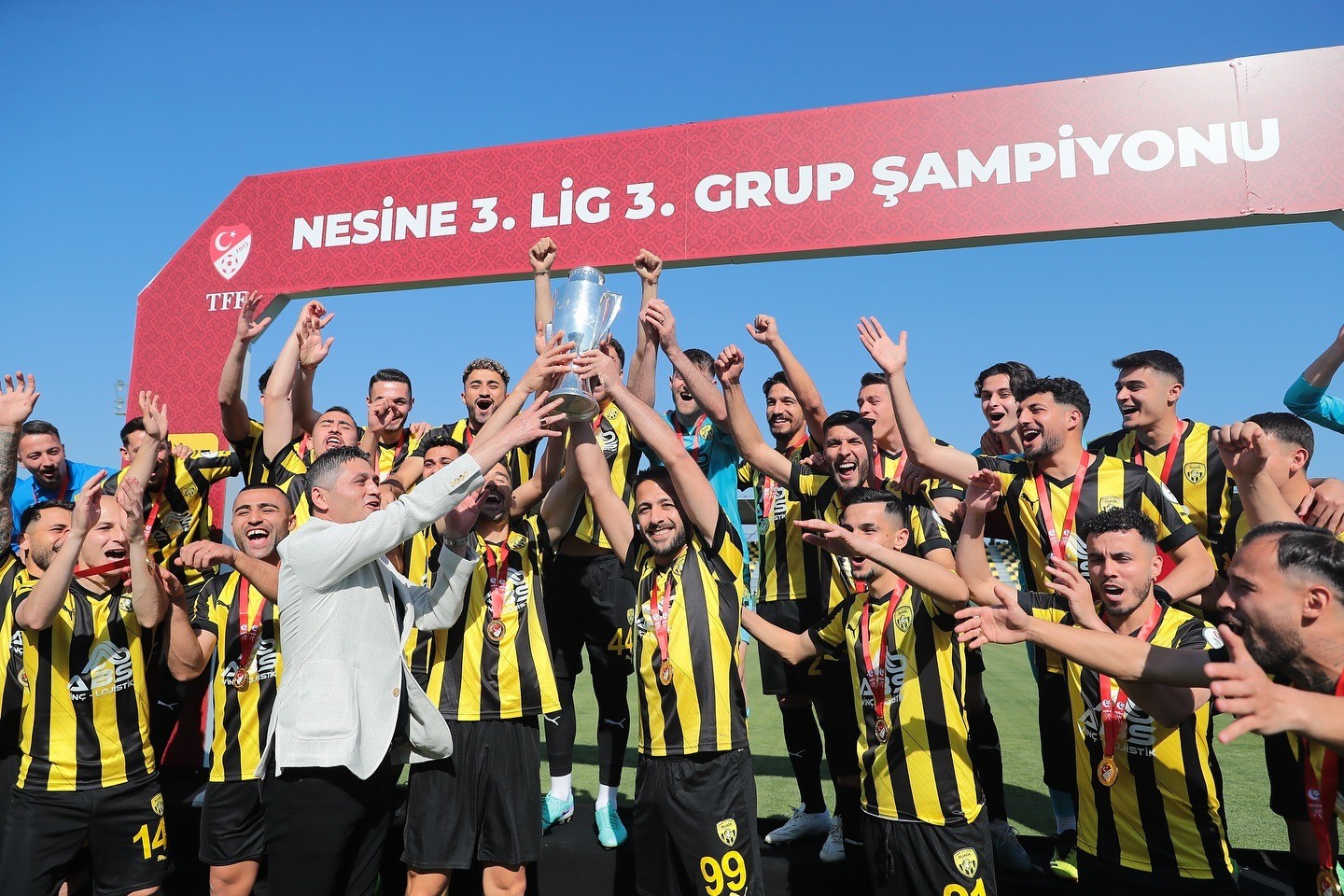 Yenilgisiz şampiyon Aliağa FK, kupayı kaldırdı