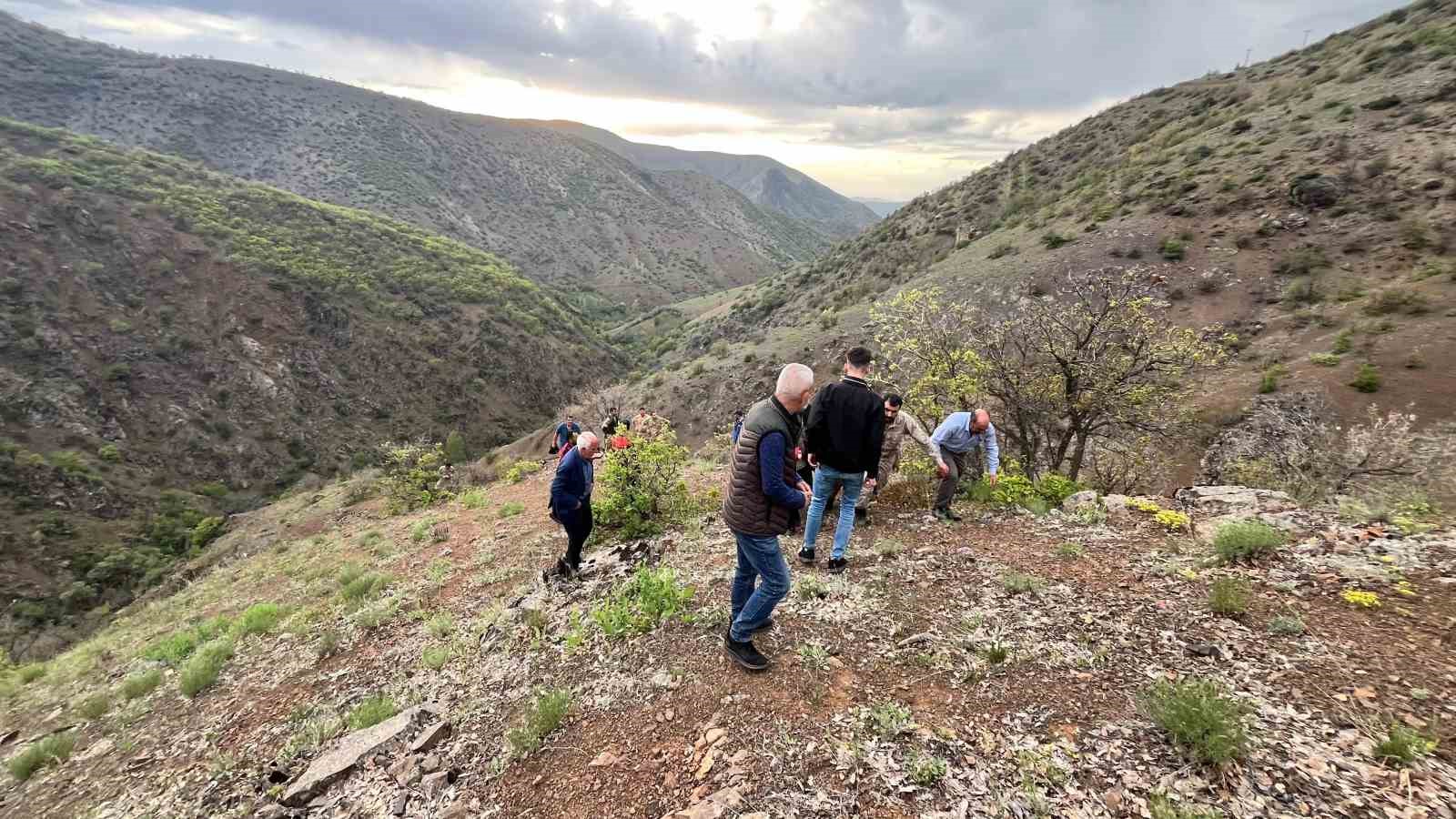 Uçurumdan düşen vatandaşı itfaiye ekipleri kurtardı