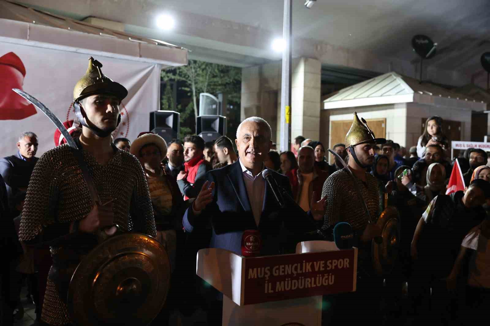 Muş’ta meşaleli gençlik yürüyüşü düzenlendi