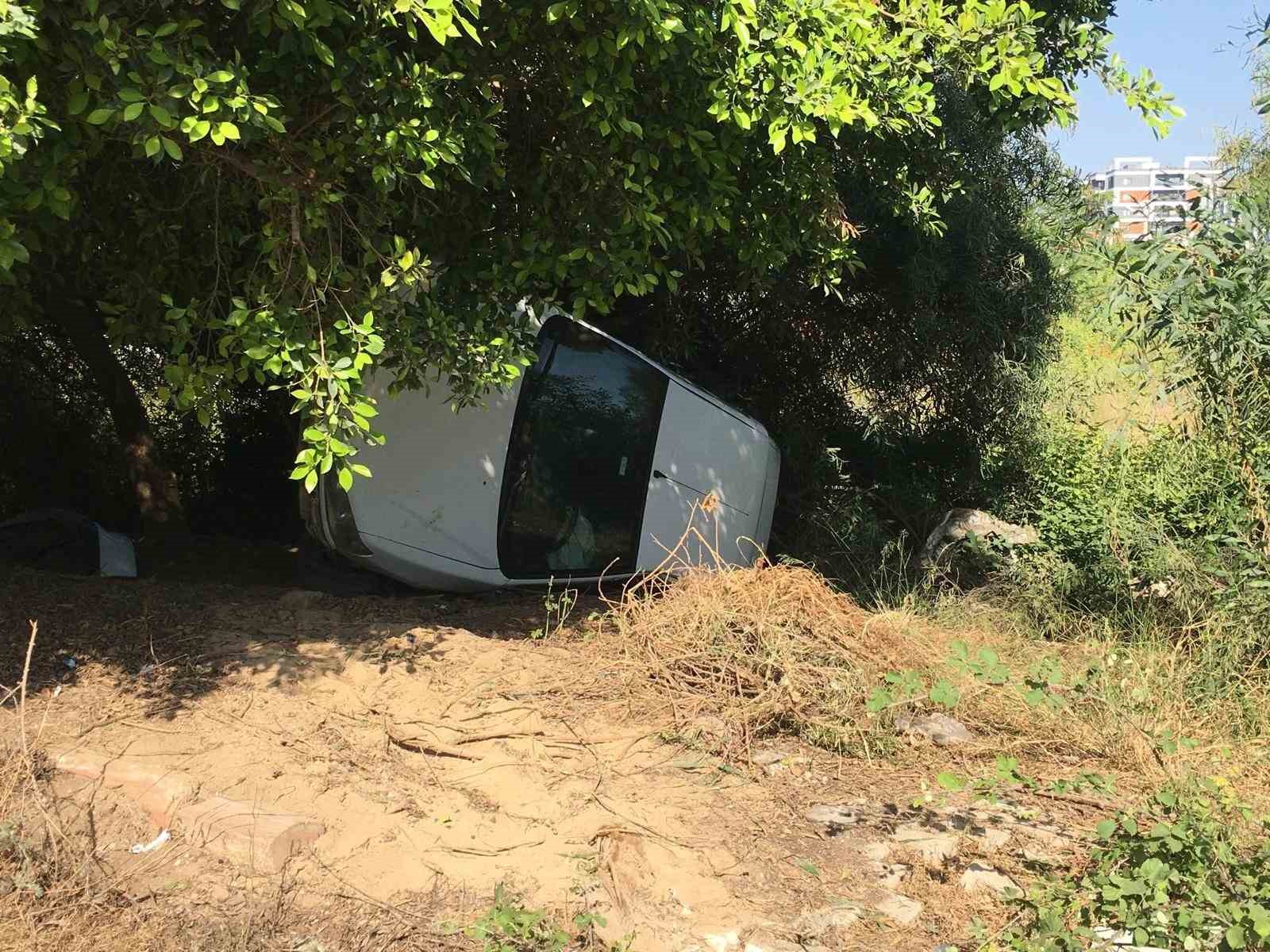 Bahçeye savrulan otomobilin sürücüsü yaralandı
