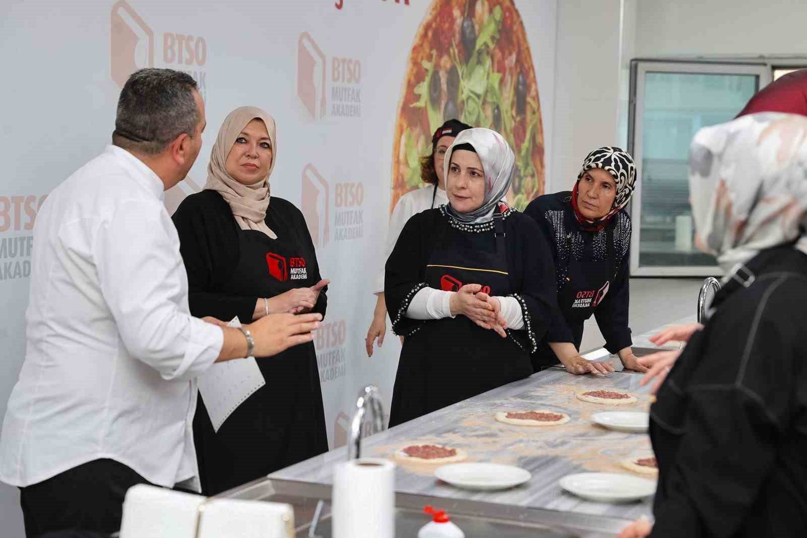 Bursa protokolünün eşleri BTSO Mutfak Akademi’ye katıldı
