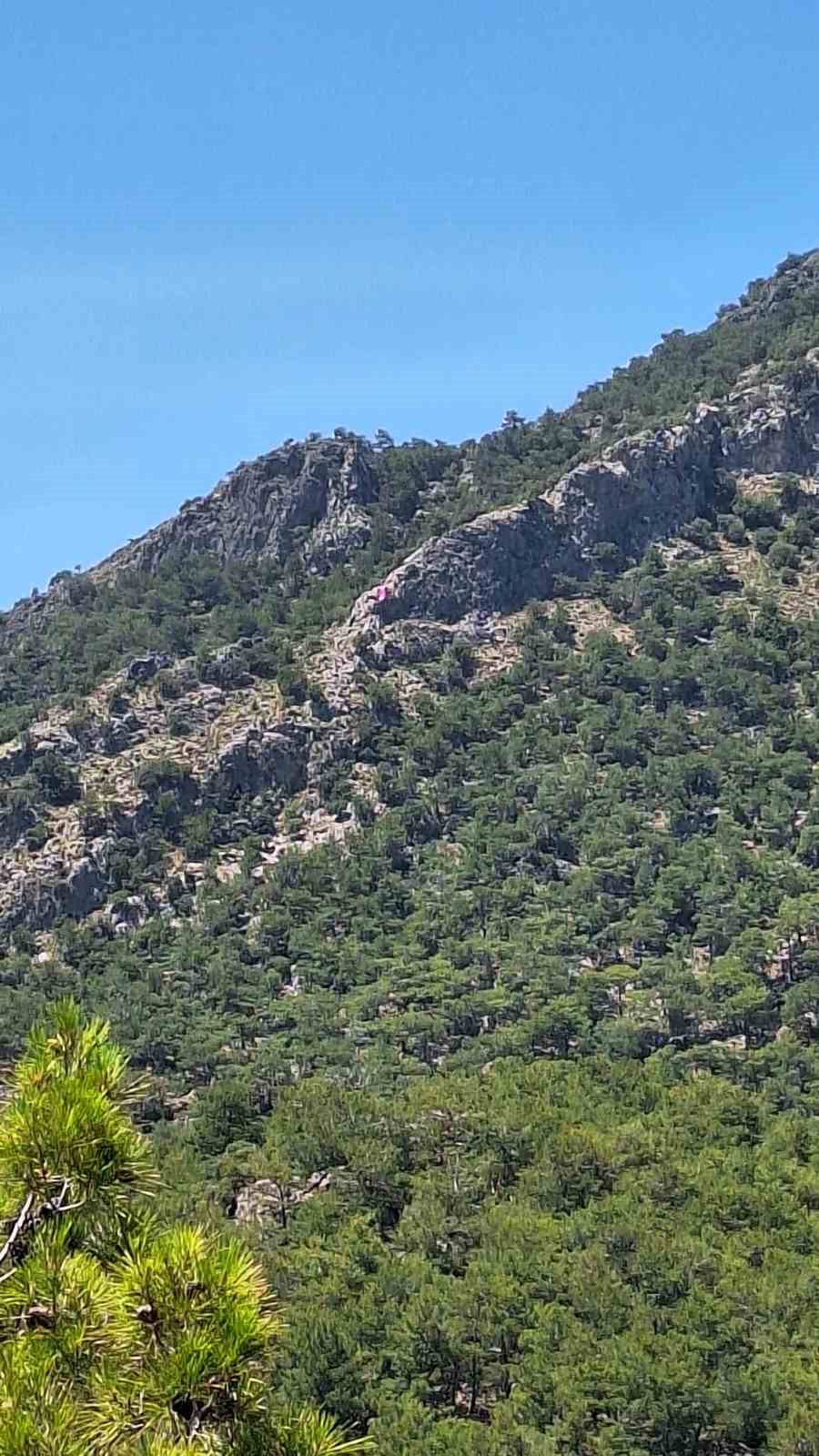 Fethiye’de paraşütle kayalıklara düşen turist askeri helikopterle kurtarıldı