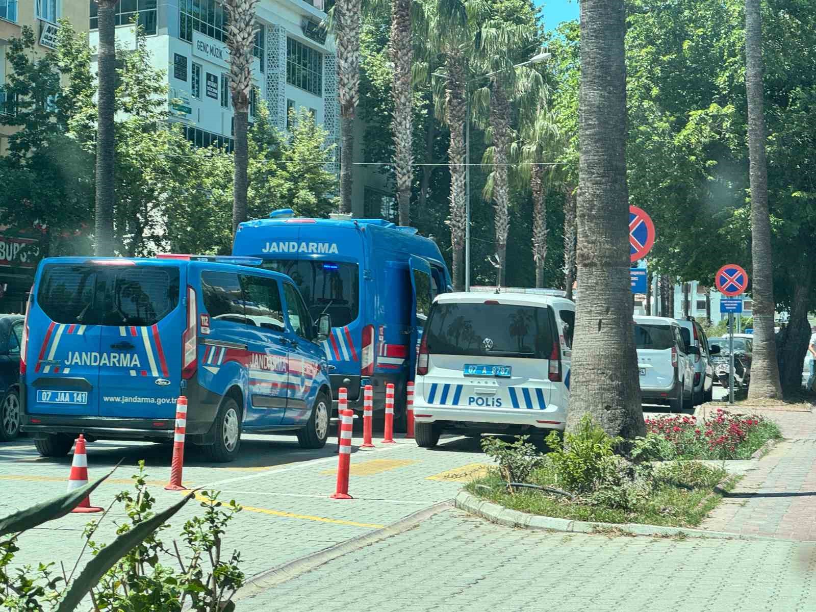 Başkasının kimliğini kullanan sürücü, 3 düzensiz göçmenle yakalandı