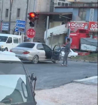 Alkollü şahıs aracından indi, trafikte dans etti: O anlar kamerada