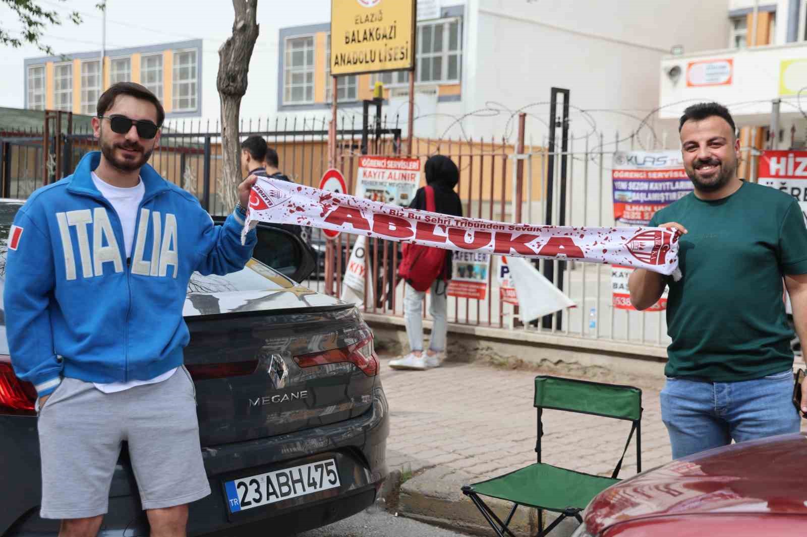Elazığsporlu taraftarlardan takıma tam destek