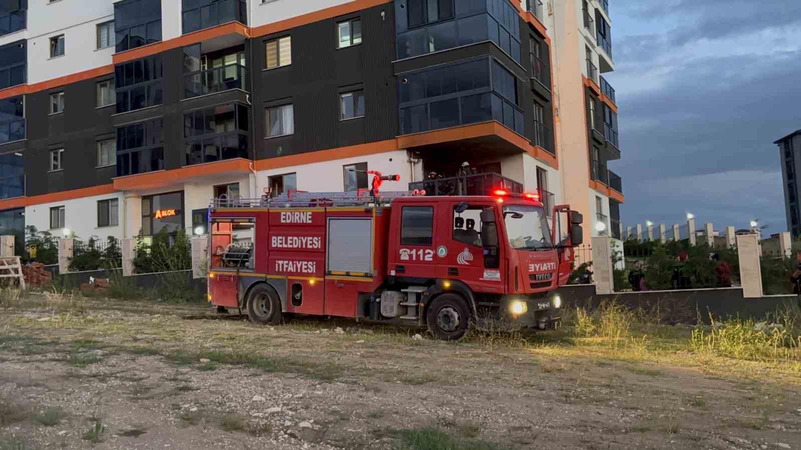 Balkonda çıkan yangın itfaiye ekipleri tarafından söndürüldü