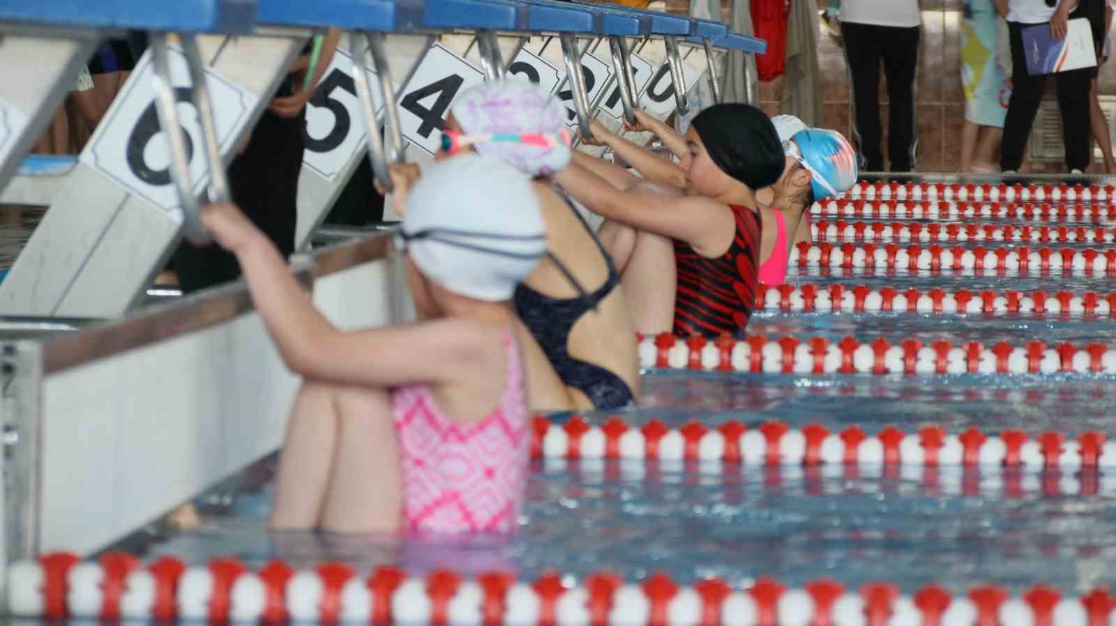 Elazığ’da minikler yüzme müsabakaları tamamlandı