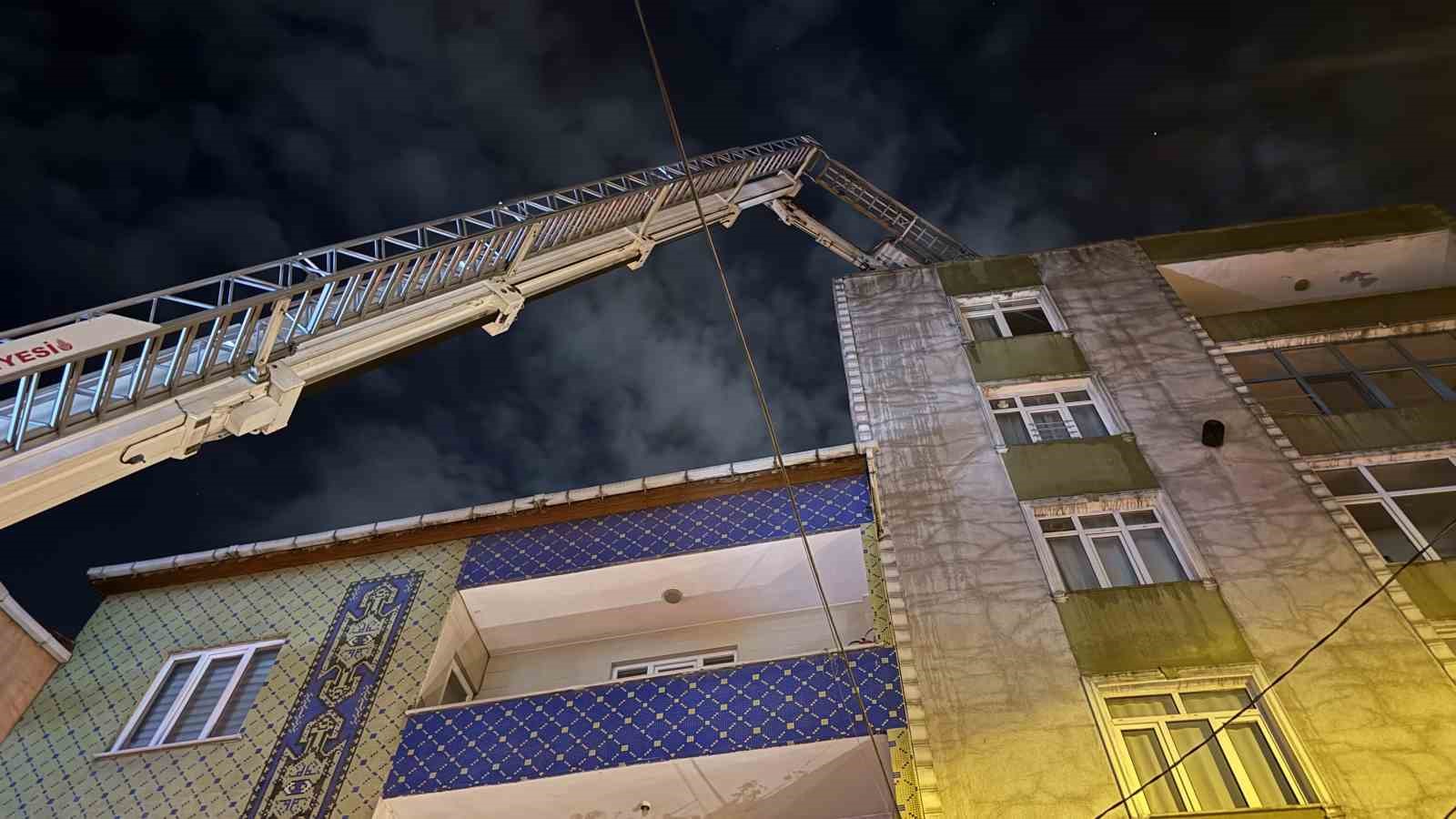 Küçükçekmece’de 7 katlı binanın çatısı alev alev yandı