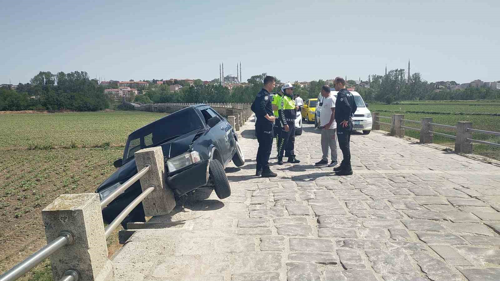 Otomobil köprüde asılı kaldı