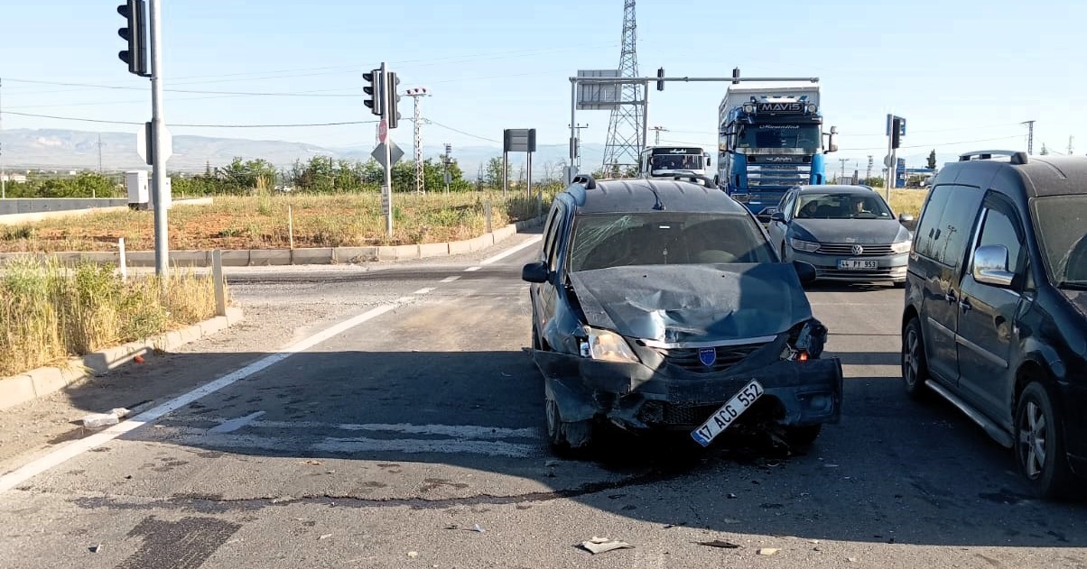 Malatya’da ışık ihlali nedeniyle meydana gelen kazada 3 kişi yaralandı