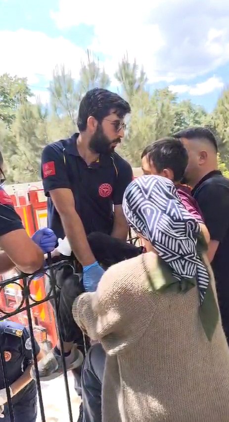 Bahçe duvarından atlarken bacağı demire saplanan çocuğu itfaiye kurtardı