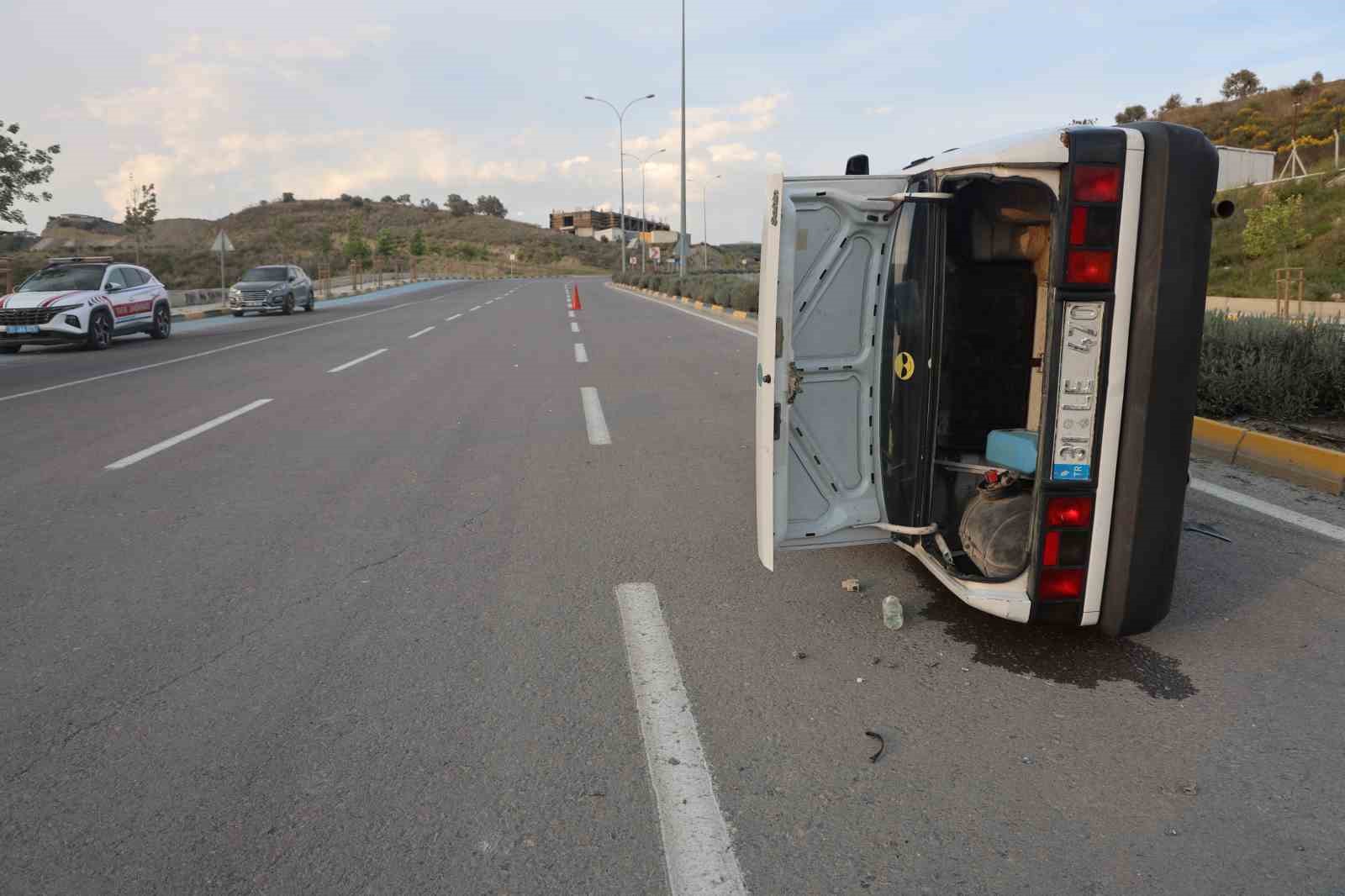 Fiat Tofaş’ın hurdaya döndüğü kazada 4 kişi yaralandı