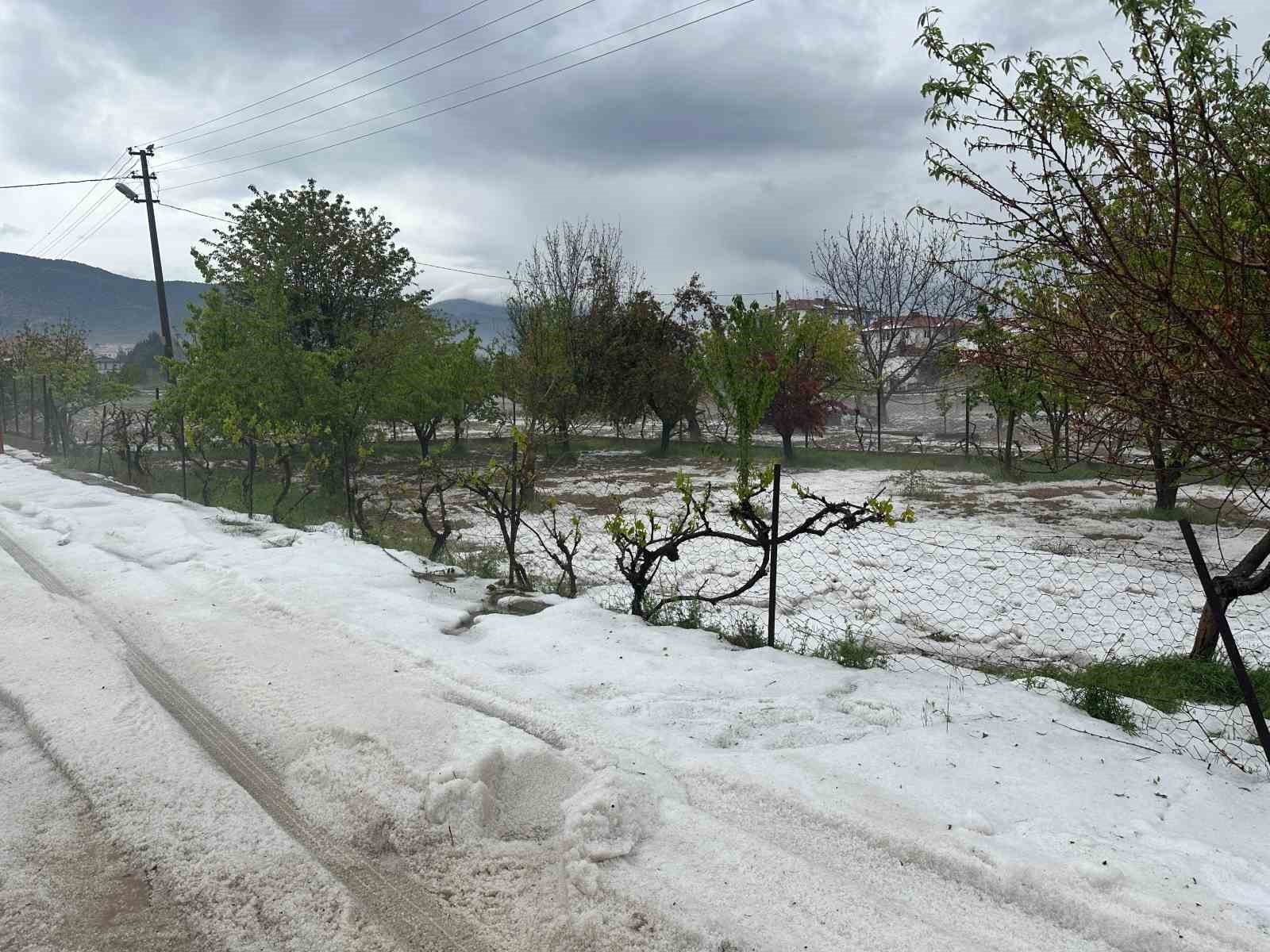 Uşak’ta sağanak ve dolu yağışı etkili oldu