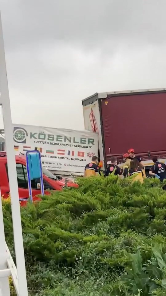 Sıkışan sürücüyü ekipler kurtardı