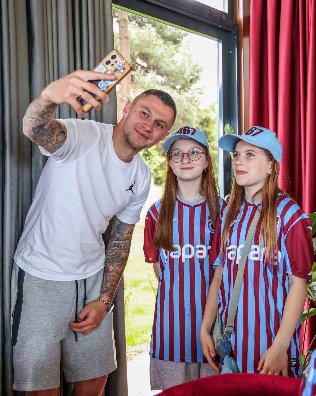 Trabzonsporlu futbolcular Ukraynalı çocuklarla bir araya geldi
