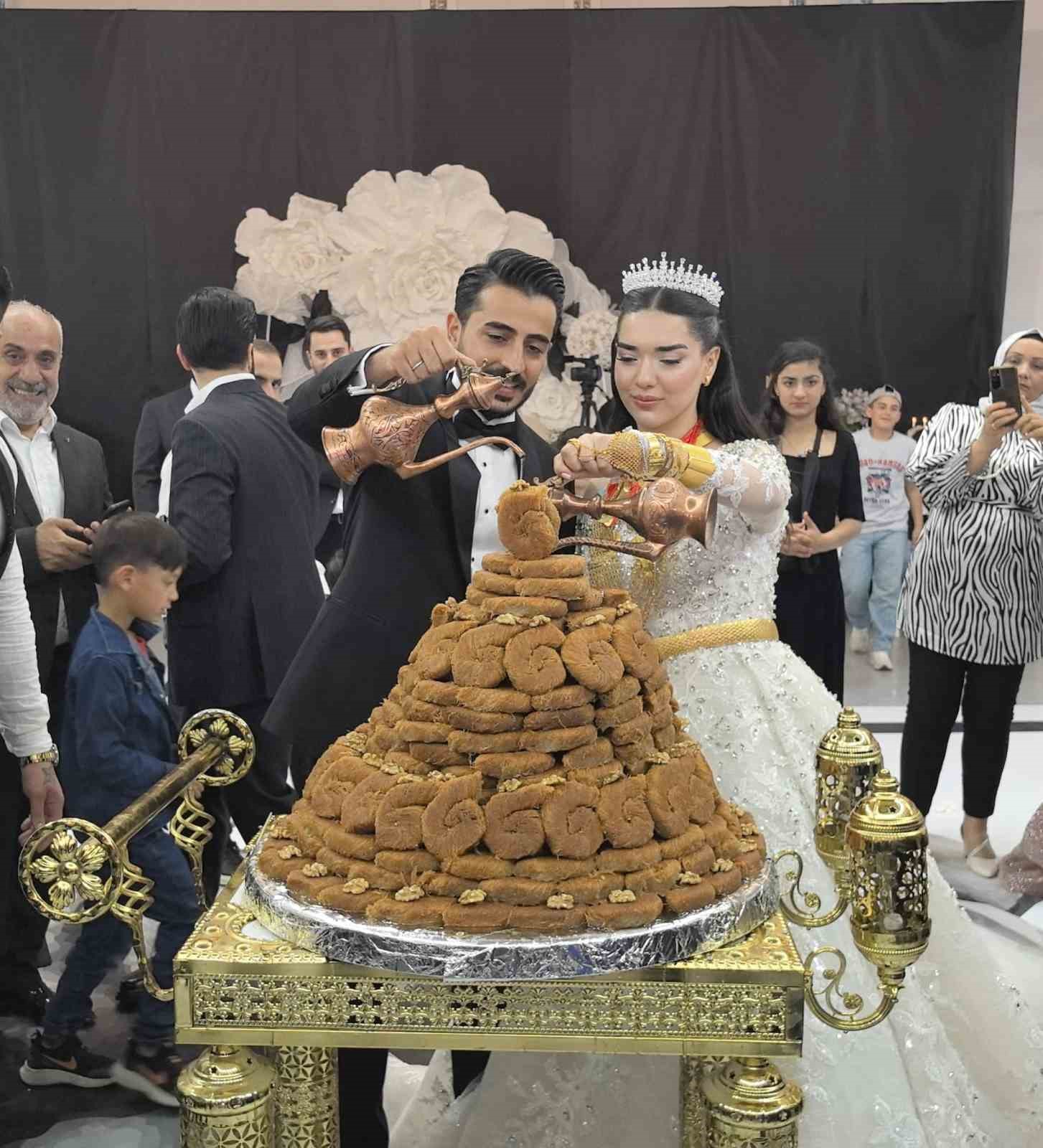 Diyarbakır’da düğün pastası yerine 21 kattan oluşan tescilli burma kadayıf tercih edildi