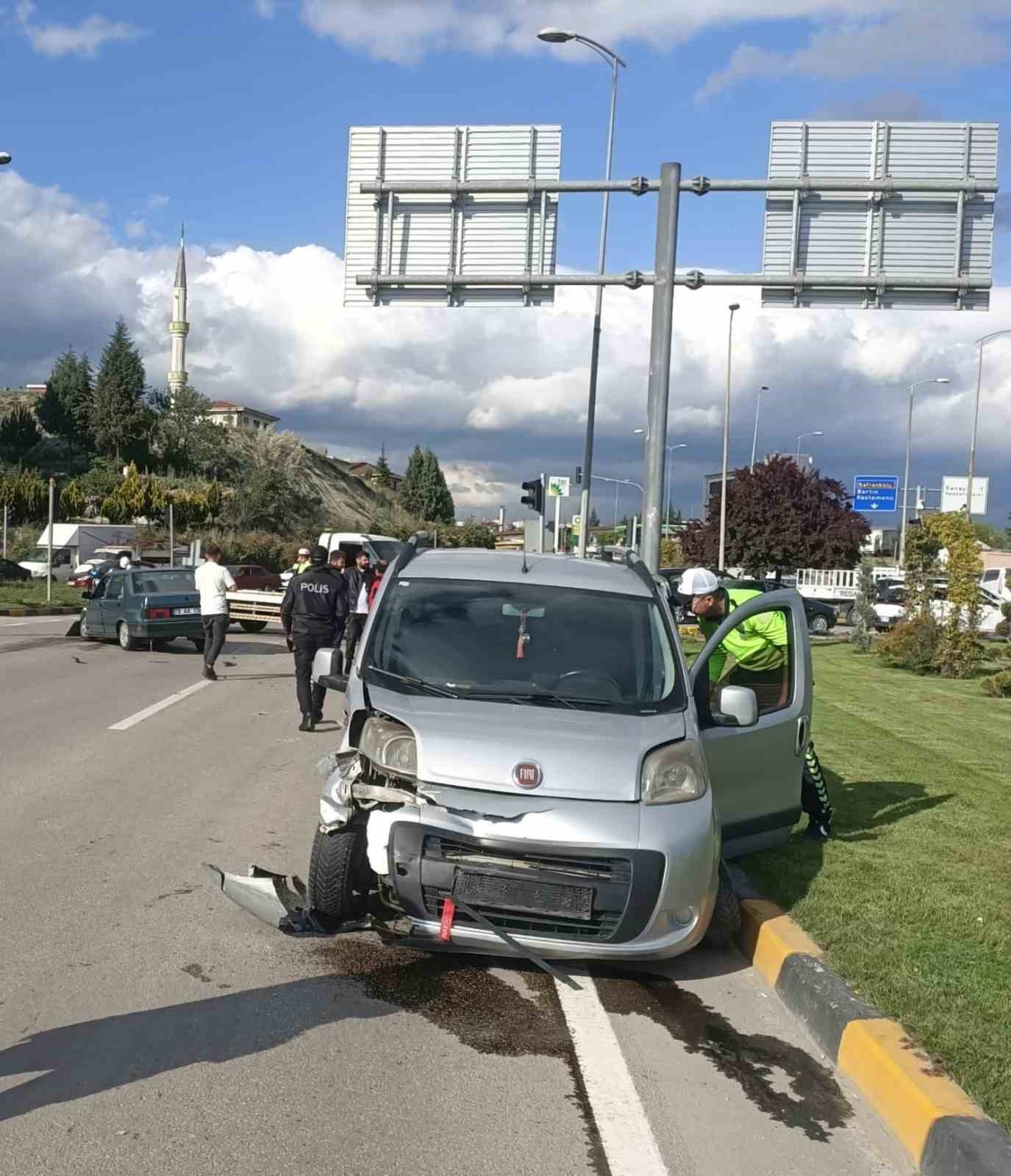 Hafif ticari araç otomobille çarpıştı: 2 yaralı