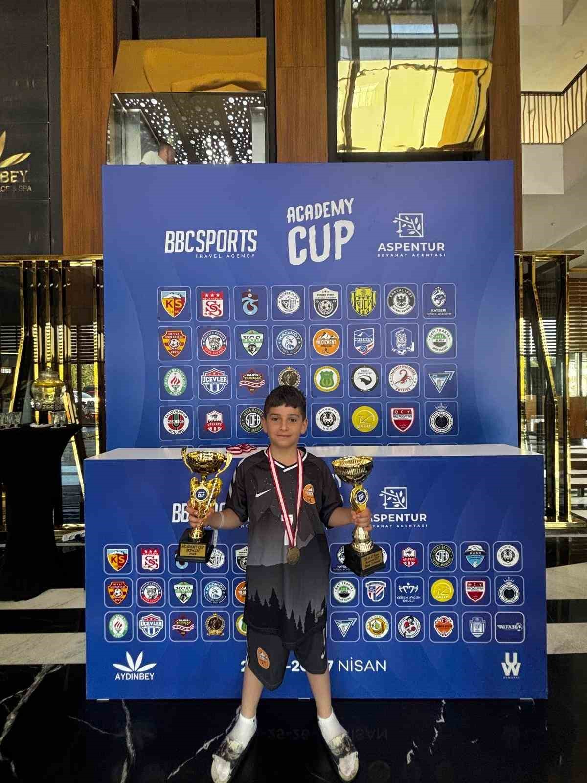 Yıldızkent Spor çifte kupa ile döndü