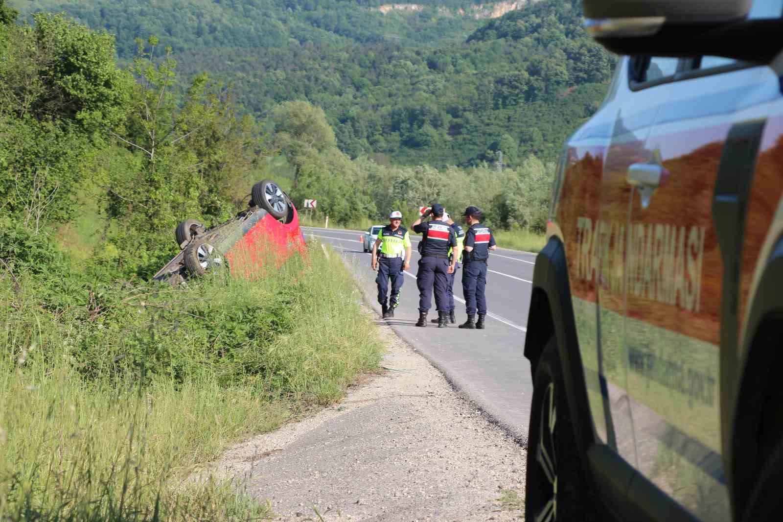 Takla atan otomobildeki aile ölümden döndü: 1’i bebek 4 yaralı