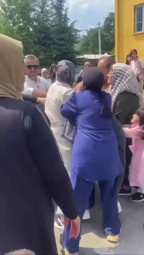 Çocukların okuma bayramında veliler böyle kavga etti