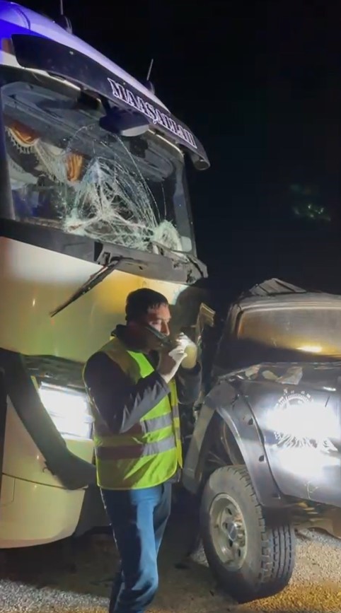 Tır ile pikap kafa kafaya çarpıştı: 1 ölü