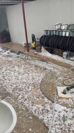 Serik’te dolu yağışı lüks otomobilin camlarını kırdı