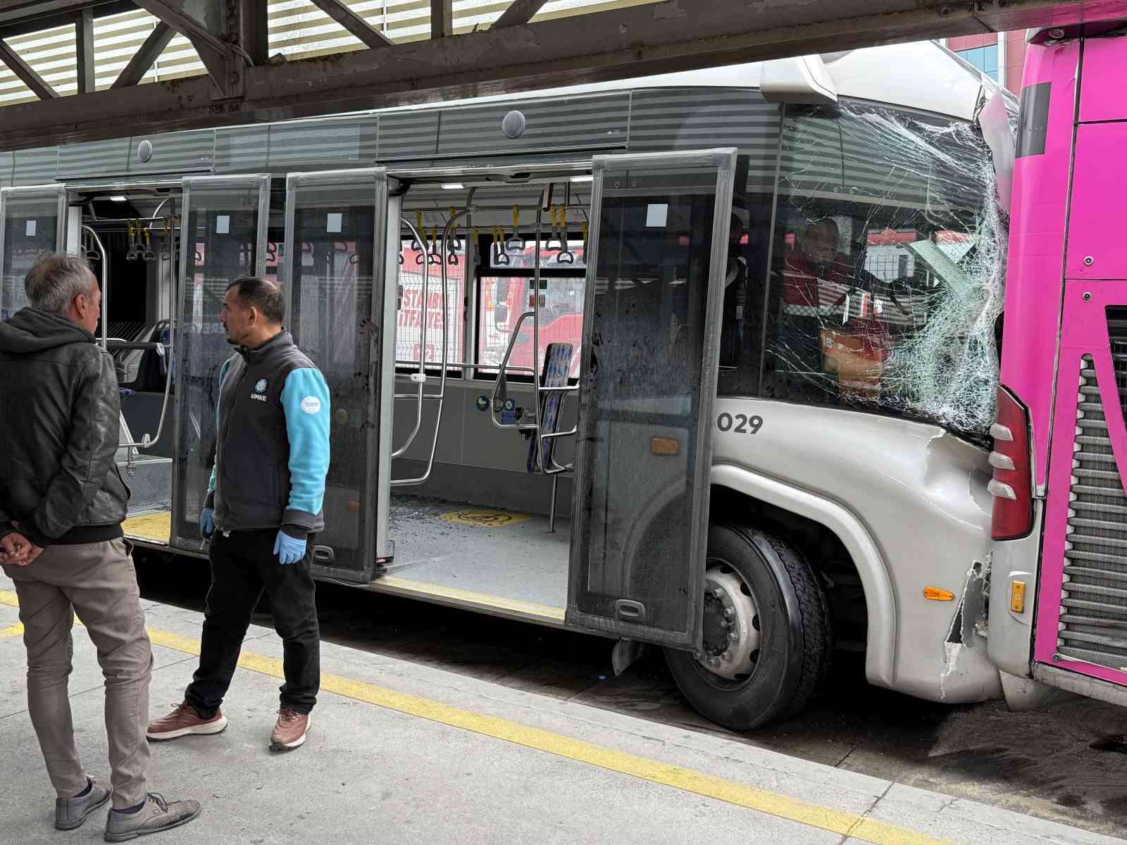 Beylikdüzü’nde metrobüs kazası: 1 kişi hayatını kaybetti, 20 kişi yaralandı