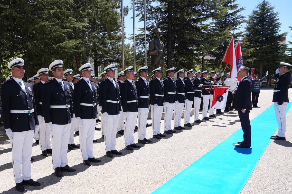 Bakan Yerlikaya, Polis Akademisinde öğrencilerle bir araya geldi