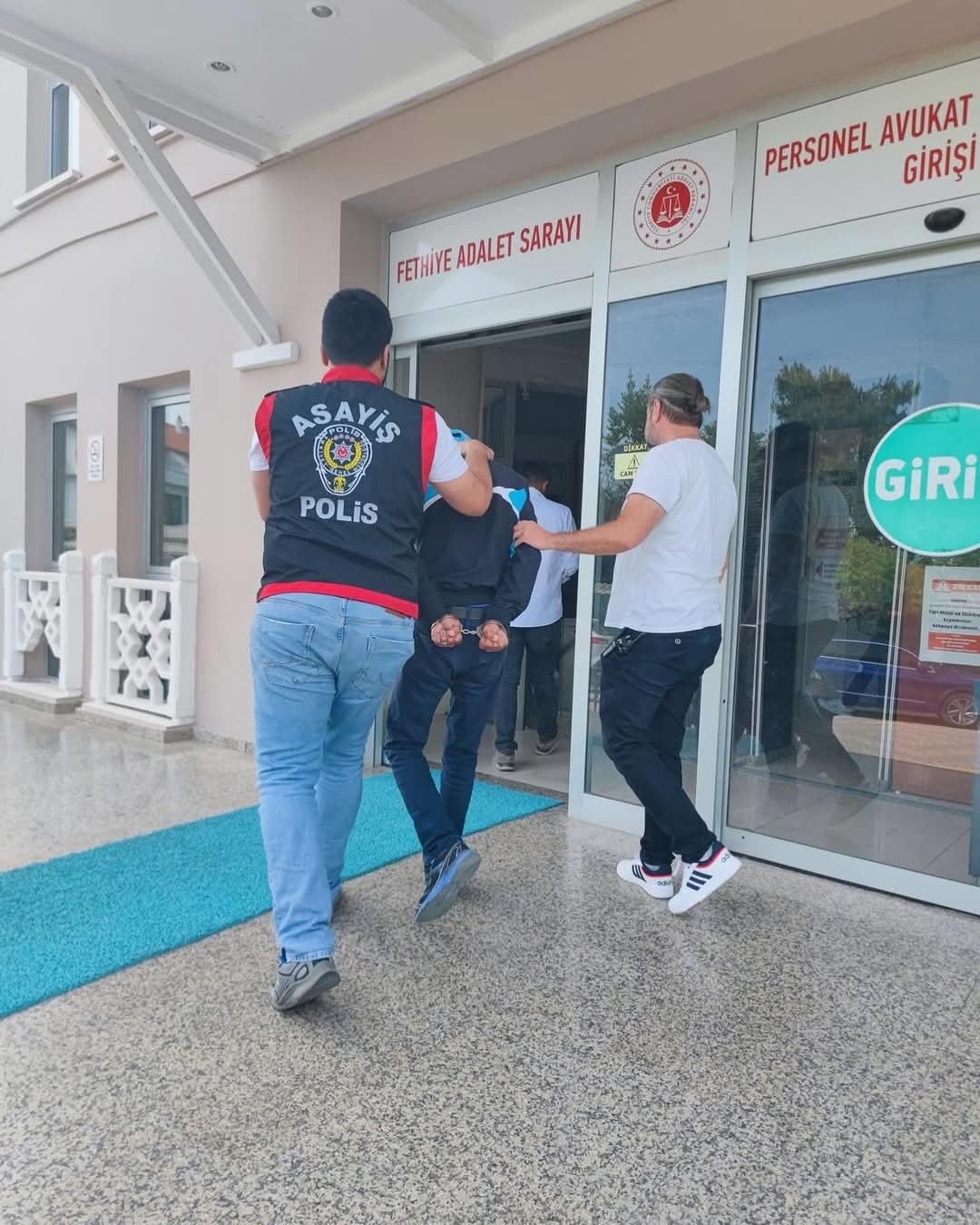 AK Parti Fethiye İlçe Başkanlığı’na saldıran şüpheli tutuklandı