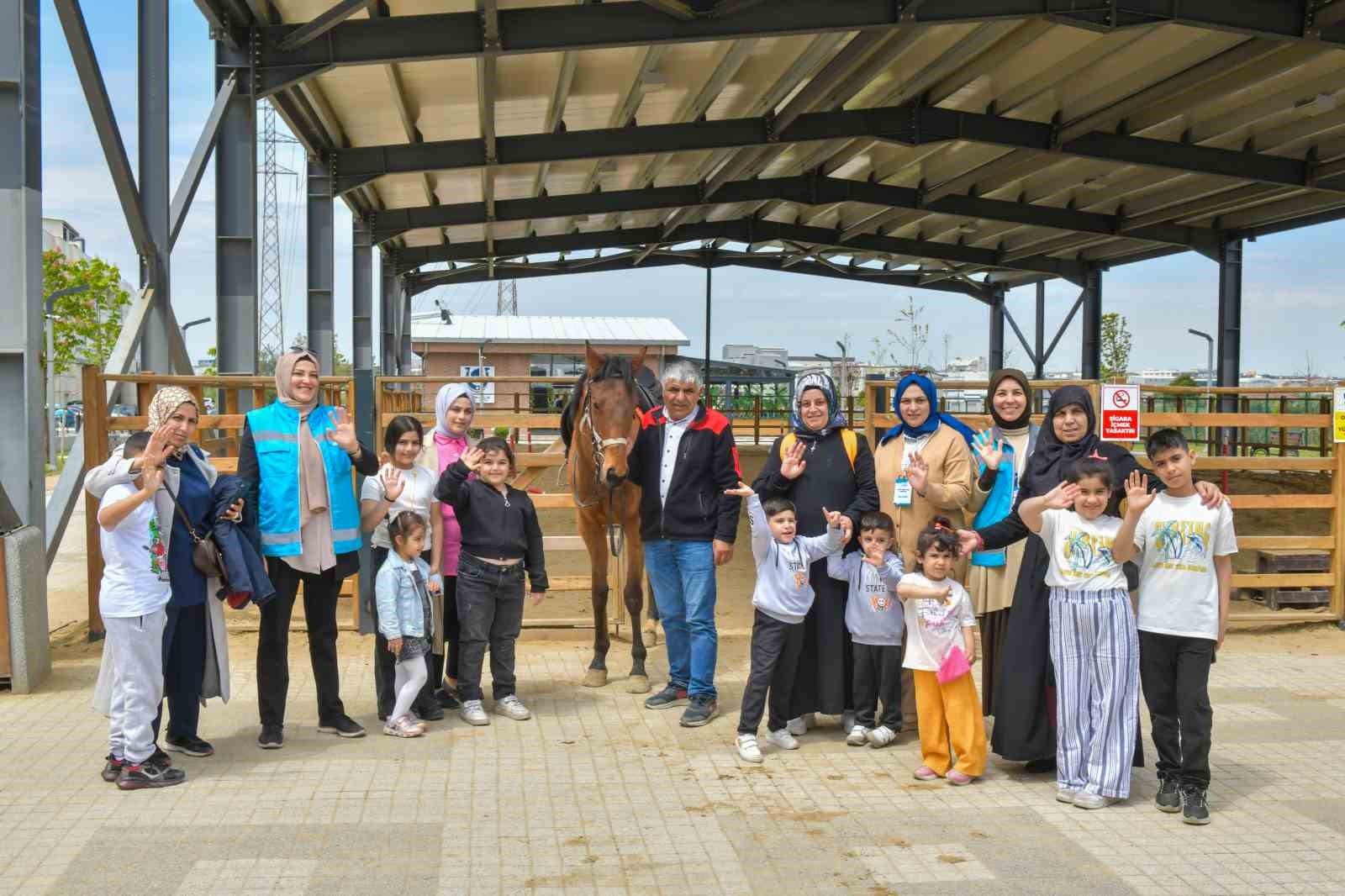 Esenyurt Belediyesi’nden çocuklara at çiftliği gezisi
