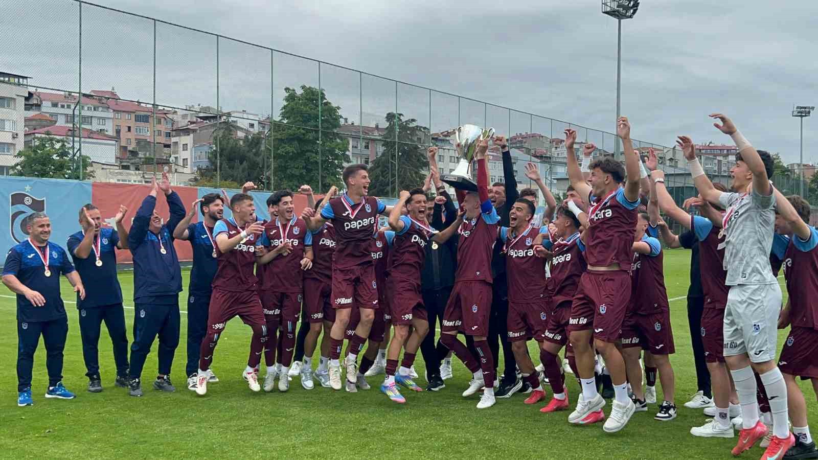 Trabzonspor U19 takımı şampiyonluk kupasını aldı