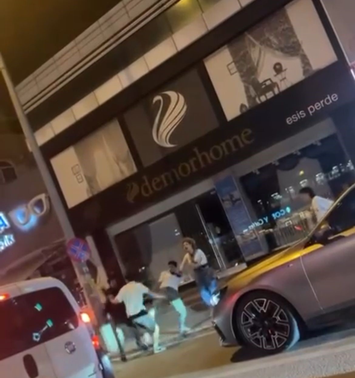 Gençler caddeyi boks ringine çevirdi, yumruklar havada uçuştu