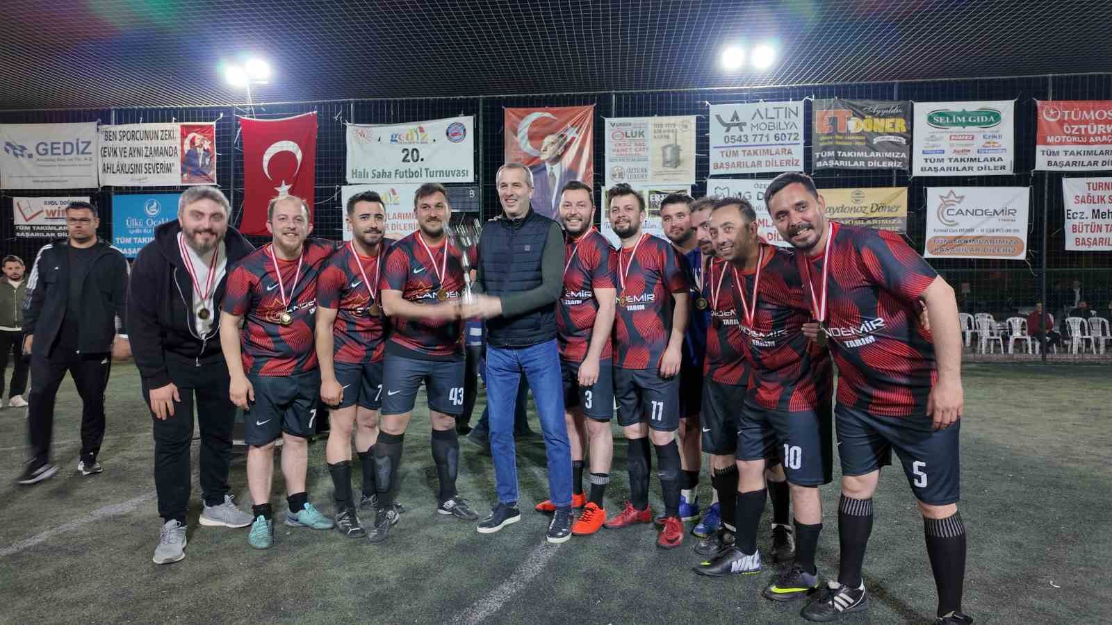 Gediz’de halı saha turnuvası, eski milli futbolcu Saffet Sancaklı’nın katıldığı finalle sona erdi