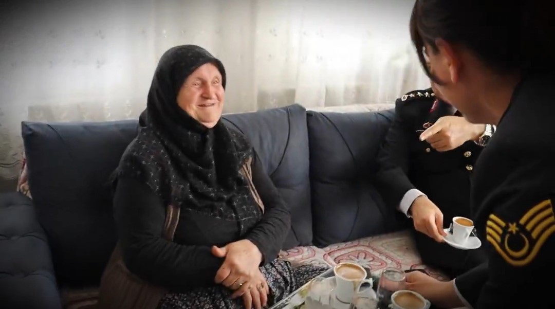 Çanakkale’de jandarmadan anlamlı Anneler Günü ziyareti