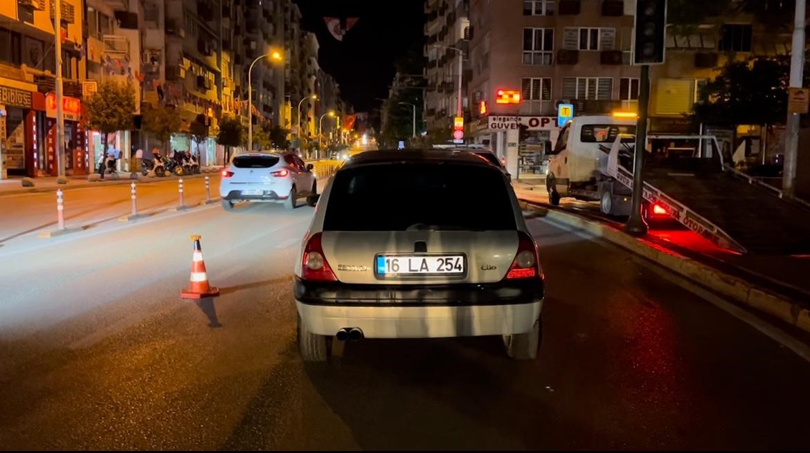 Polis ekiplerini gören alkollü sürücünün kaçma anı kamerada