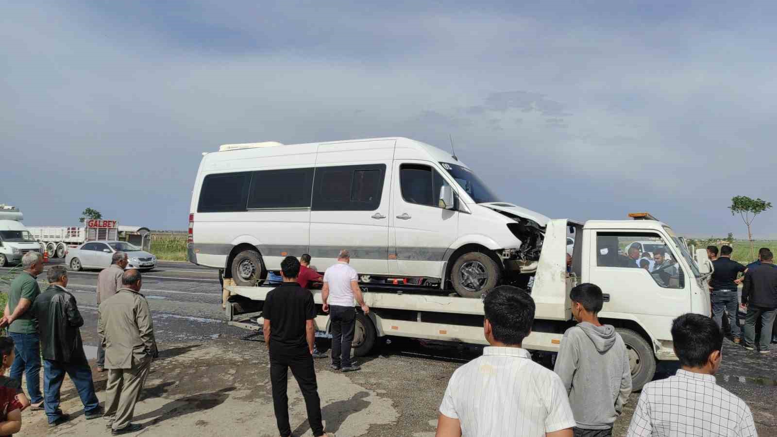 Şanlıurfa’da minibüs ile otomobil çarpıştı: 5 yaralı