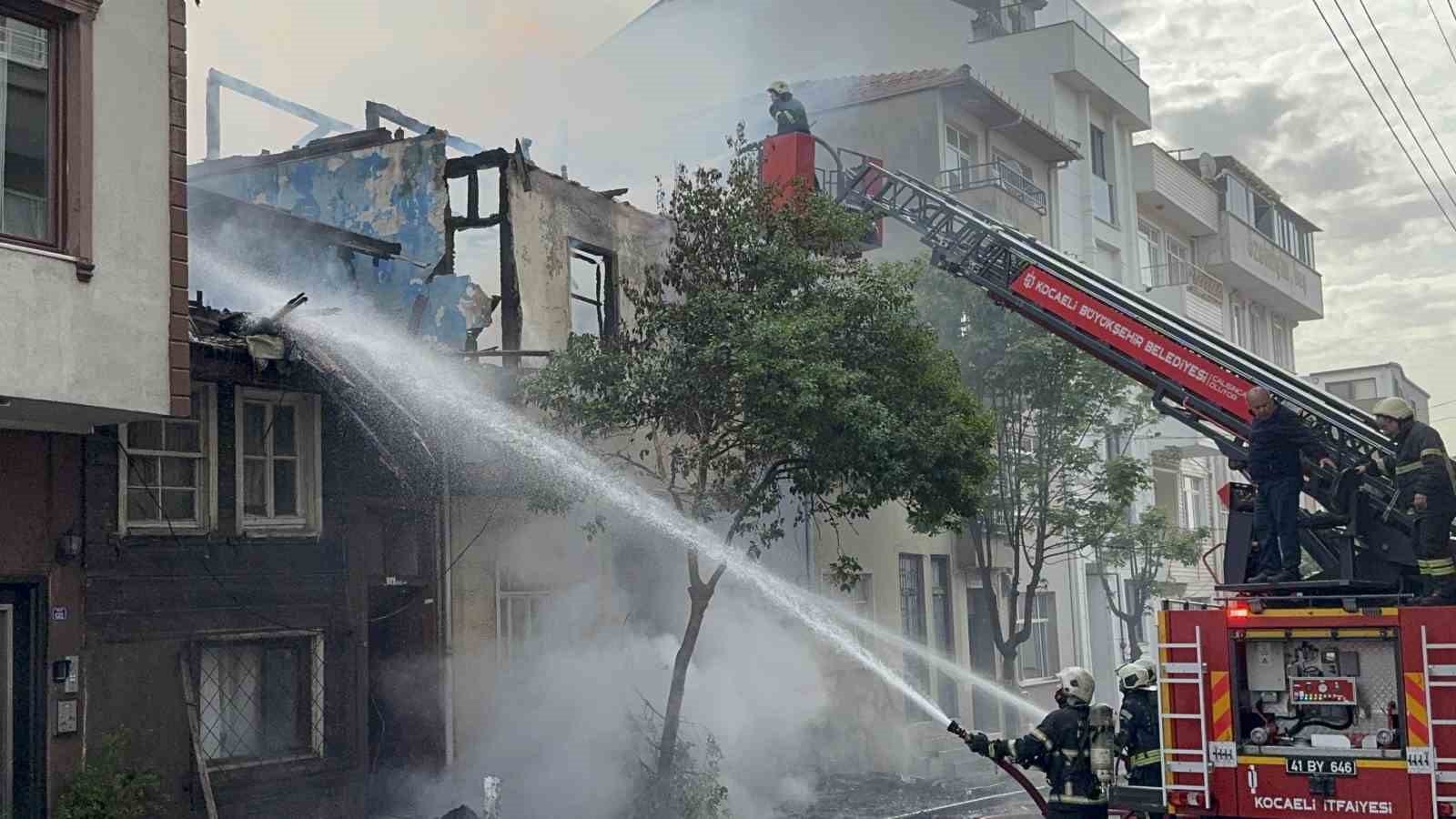 Kocaeli’de 2 ev alev alev yandı: Yanan ahşap ev duvarı 2 itfaiye erinin üzerine düştü