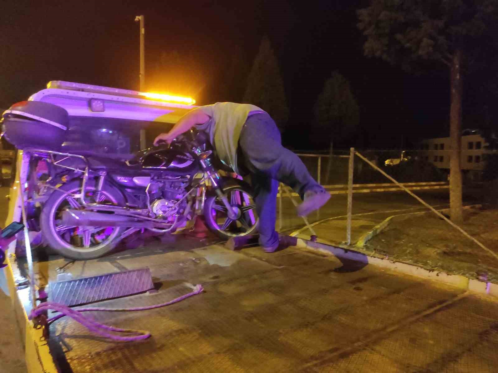 Bariyerlere sıkışmış motosikleti trafik ekiplerinin dikkati ortaya çıkardı