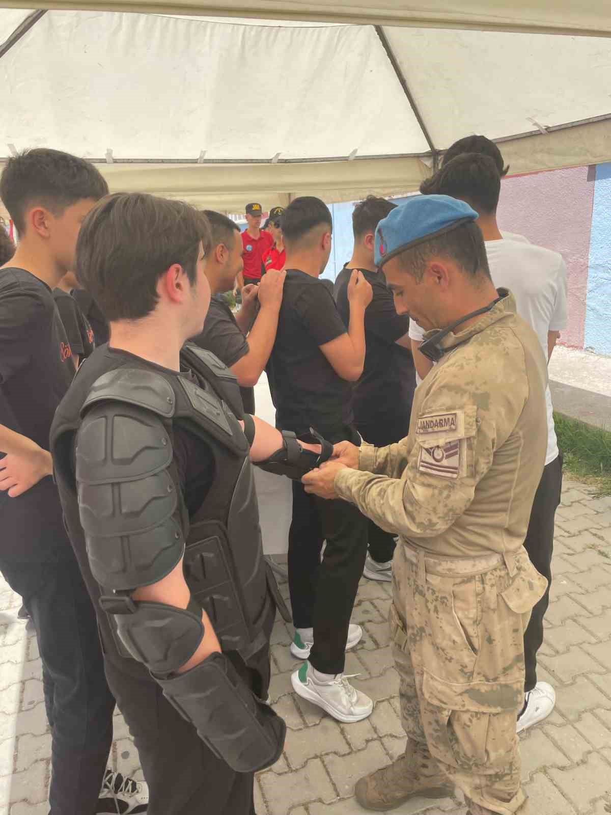 Jandarmanın teknolojisi öğrencilere anlatıldı