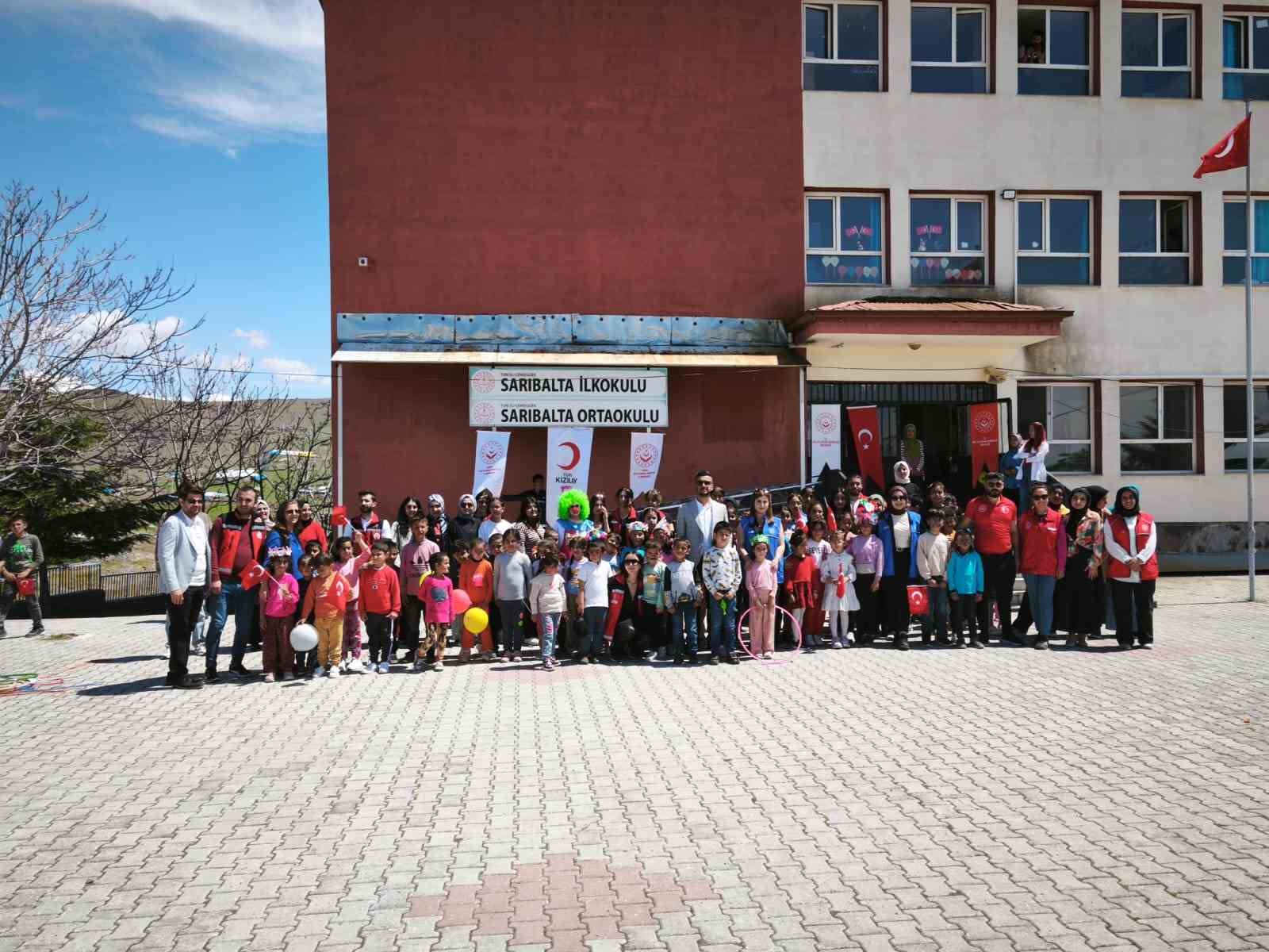 Koruma altındaki çocuklar ile köy okulu öğrencileri arasında şölen tadında etkinlik